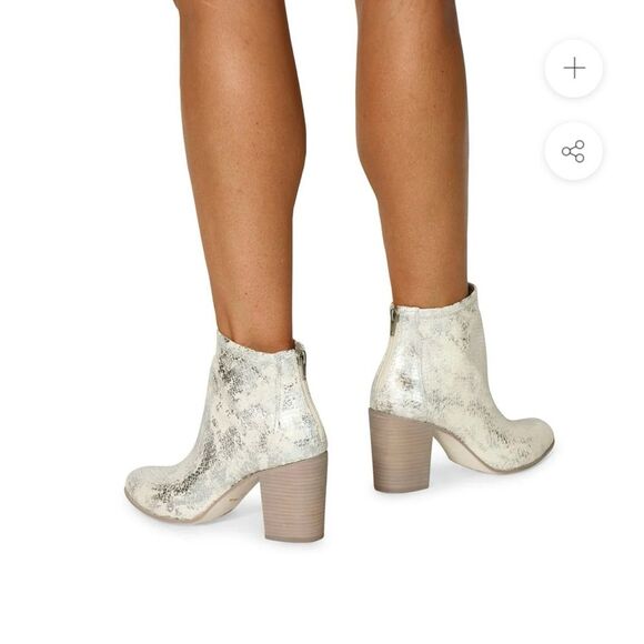 Chocolat Blu Leather Boston Block Heel Silver Cream Snake Booties Size 40 NIB - Picture 7 of 10